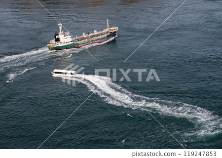 一艘化學品船和一艘潮汐觀光船在來島海峽交匯 一艘化學品船和一艘潮汐觀光船在來島海峽交匯 119247853