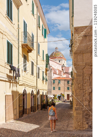 Female tourist walking through the streets of Alghero 119248085