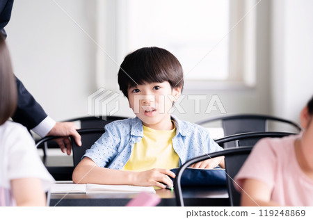 Elementary school students studying at a cram school 119248869