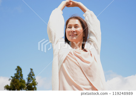 藍天下微笑的女人玩萬歲 藍天下微笑的女人玩萬歲 119248989