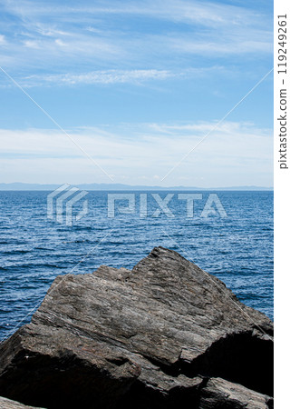 夏季大海和懸崖，可欣賞地平線的景色 119249261