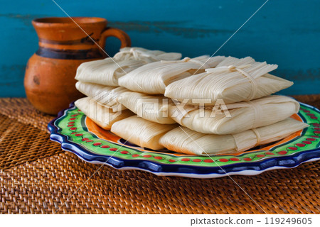 墨西哥美食玉米粉蒸肉和 atole 墨西哥美食玉米粉蒸肉和 atole 119249605