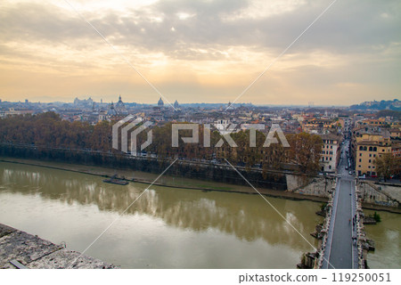 從聖天使堡、羅馬、拉齊奧、義大利共和國、南歐欣賞聖天使橋和台伯河上的城市全景 119250051