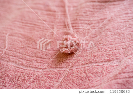線頭從毛巾毯中脫落並纏結在一起。 線頭從毛巾毯中脫落並纏結在一起。 119250683
