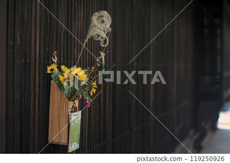 Lattice door and flower vase of a traditional house Lattice door and flower vase of a traditional house 119250926