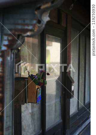 Entrance to an old house along the road 119250930