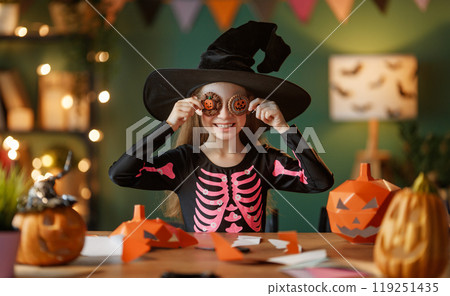 girl with polygonal paper pumpkin 119251435