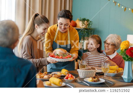 Family celebrating Thanksgiving Day 119251502