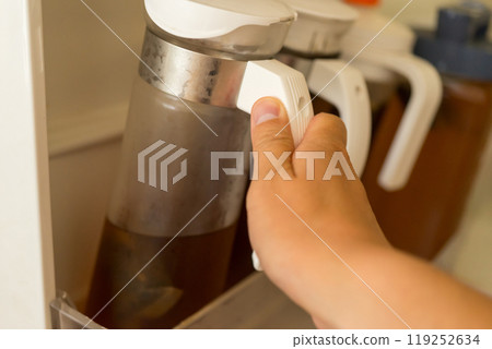 從冰箱拿出大麥茶壺 從冰箱拿出大麥茶壺 119252634