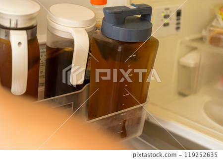 冰箱裡的大麥茶壺 119252635