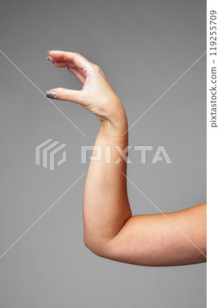 signaling a small size against a gray background signaling a small size against a gray background 119255709