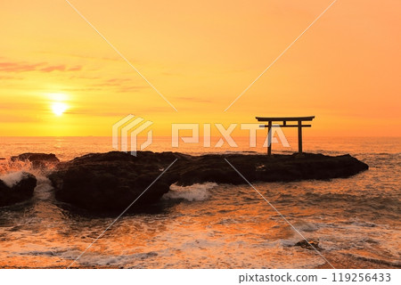 [Ibaraki] Sunrise at Oarai Isosaki Shrine 119256433
