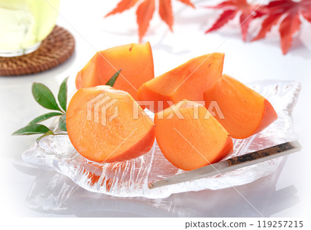 透明盤上秋柿的味道（白色背景） 119257215