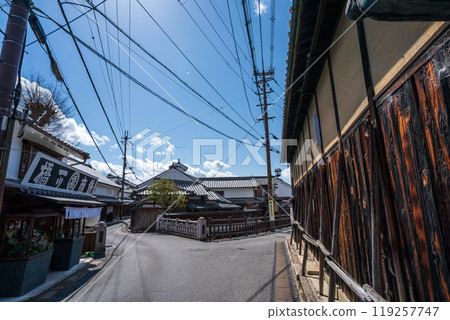 拍攝奈良縣五條市的舊新町街，已被指定為國家重要傳統建築群保存區。 119257747