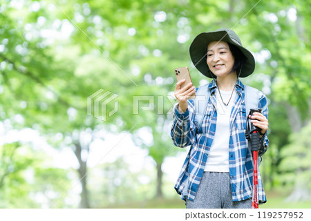 爬山的中年婦女 119257952