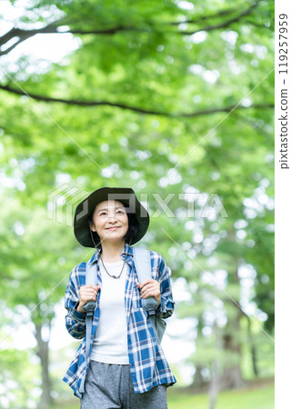 爬山的中年婦女 119257959
