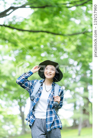 爬山的中年婦女 119257960