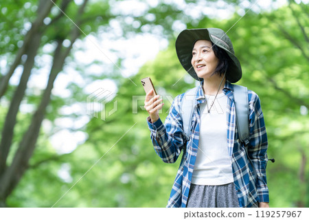 爬山的中年婦女 119257967