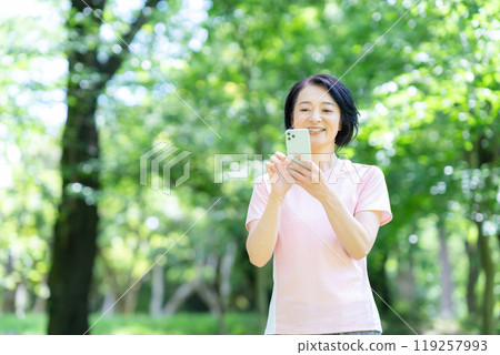 中年婦女行走 119257993