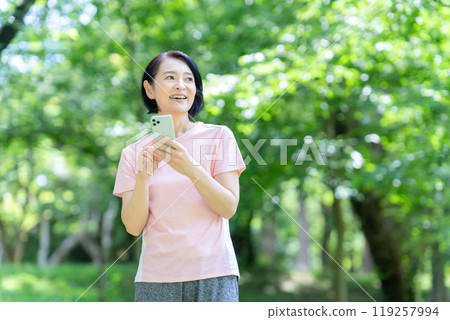 中年婦女行走 119257994