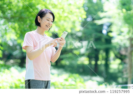 中年婦女行走 119257995