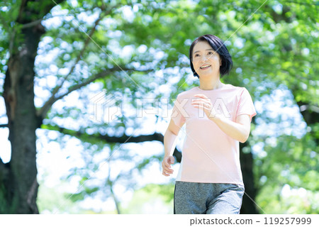 中年婦女行走 119257999