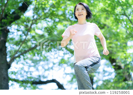 中年婦女行走 119258001