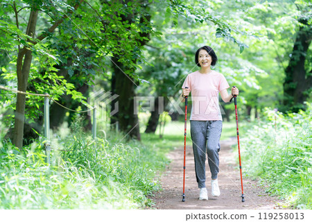 中年婦女行走 119258013