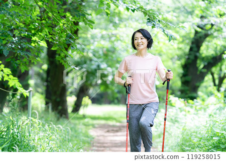 中年婦女行走 119258015