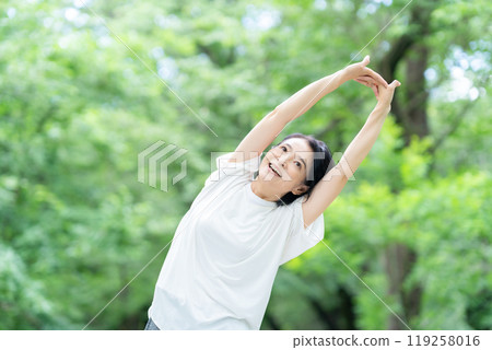 健身的中年婦女 119258016