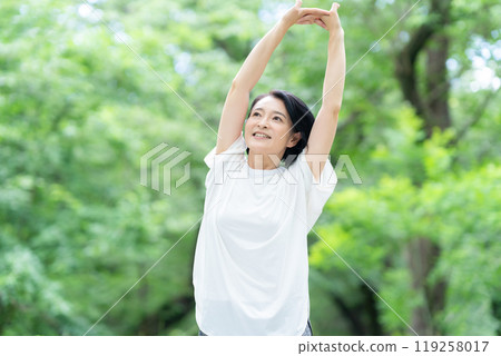 健身的中年婦女 119258017