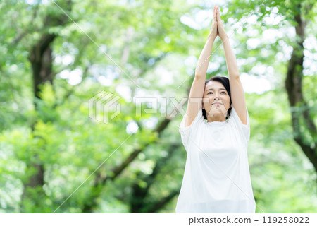 健身的中年婦女 119258022
