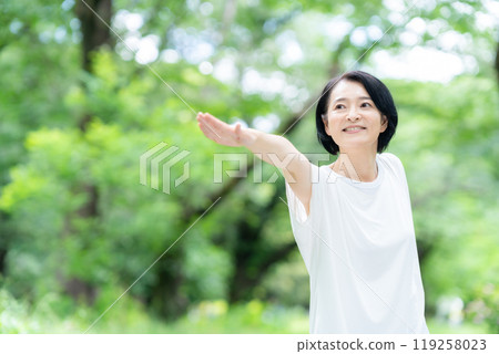 健身的中年婦女 119258023