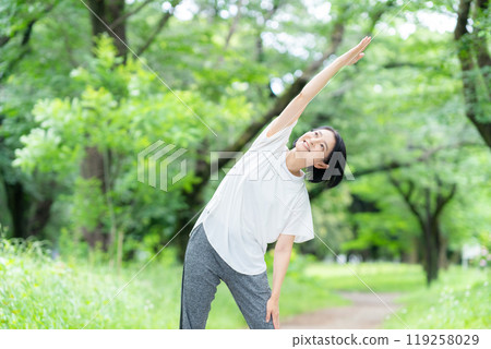 Middle-aged woman doing fitness 119258029