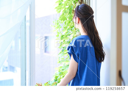女人看外面的風景 119258657