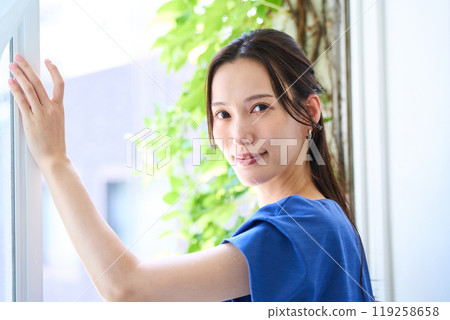女人看外面的風景 119258658