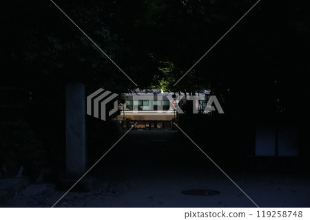 [京都嵐山] 普通列車穿過野宮神社附近的鐵路道口 119258748