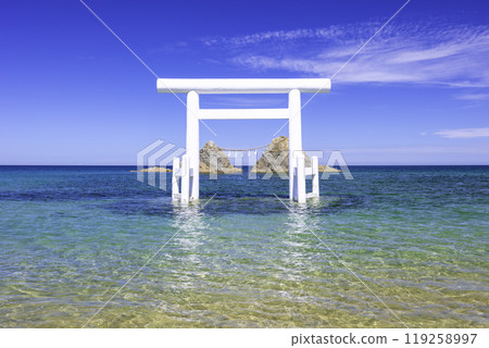 Beautiful transparent sea of Futamigaura, white torii gate and Meoto Iwa (Itoshima City, Fukuoka Prefecture) Beautiful transparent sea of Futamigaura, white torii gate and Meoto Iwa (Itoshima City, Fukuoka Prefecture) 119258997