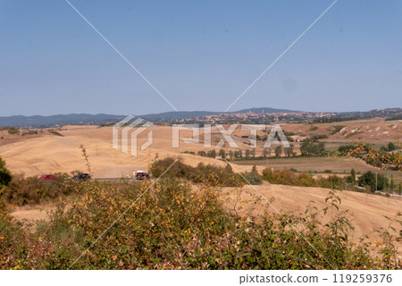 A photo of the San Quirico hills captures the essence of the stunning Tuscan landscape 119259376