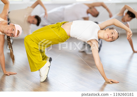 Teen girl with group of teenage friends, learn to dance hip hop 119260181
