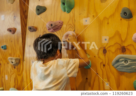Bouldering (boy) Bouldering (boy) 119260623