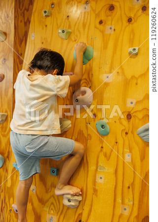 Bouldering (boy) Bouldering (boy) 119260624