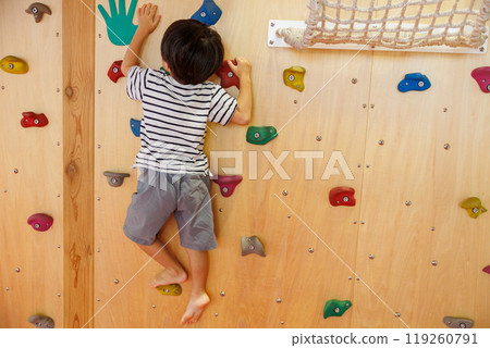 Bouldering (boy) 119260791