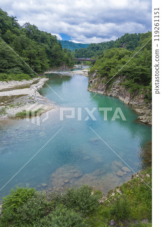 [Vertical photo] Scenery of the Shogawa River flowing through Shirakawa-go 119261151