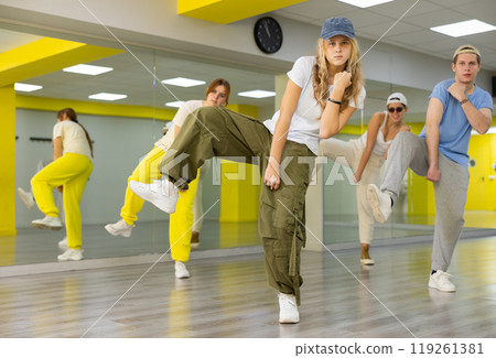 Group of teenagers enjoying dance class together 119261381