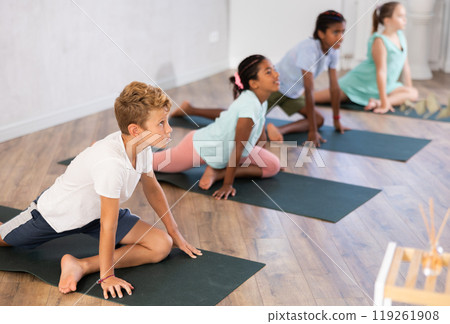 boy, stretching, exercise 119261908