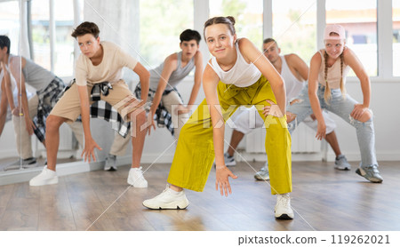 Teen girl with group of teenage friends, learn to dance hip hop Teen girl with group of teenage friends, learn to dance hip hop 119262021