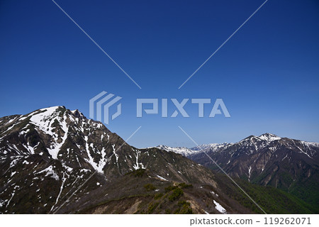 眺望殘雪谷川山 119262071