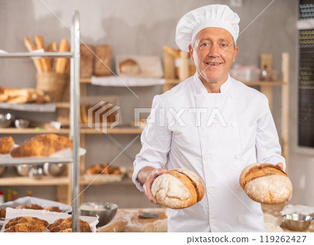 Elderly man baker with homemade bread 119262427