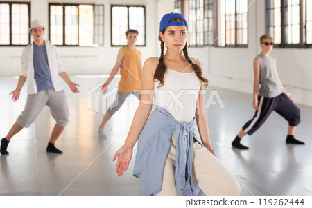 Young people dancing hip-hop 119262444